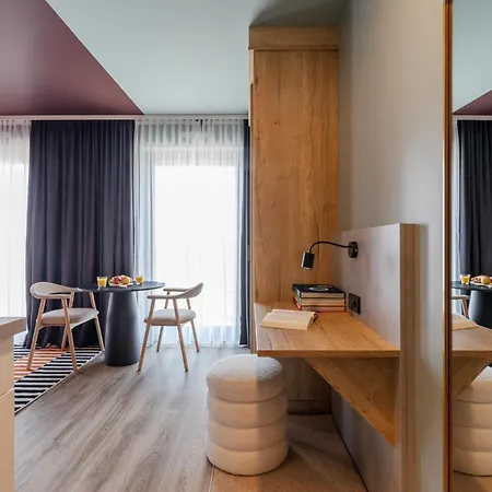 Kalm - East Aparthotel 4*