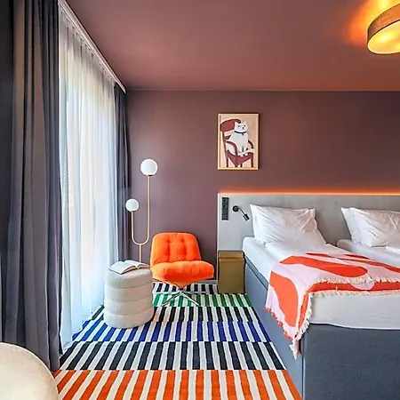 Kalm - East Aparthotel 4*