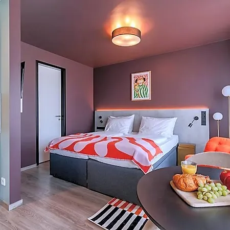 Kalm - East Aparthotel 4*