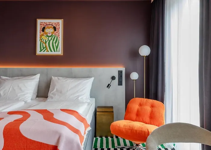 Kalm - East Apartahotel 4*