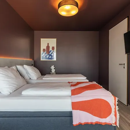 Kalm - East 4*