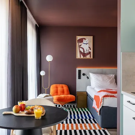 Kalm - East Apartahotel 4*